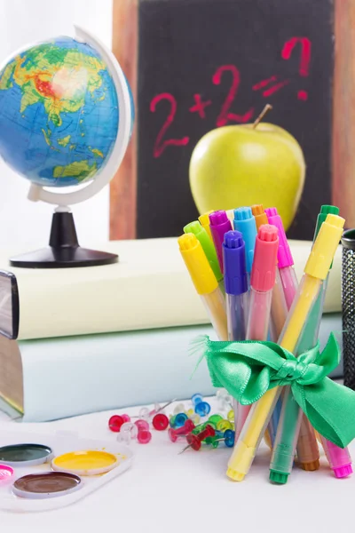 Felt-tip pens, paint and blackboard — Stock Photo, Image