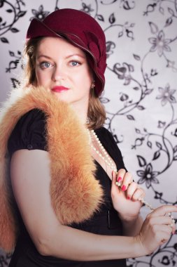 göz alıcı bir arka plan üzerinde şapkalı Retro kadın