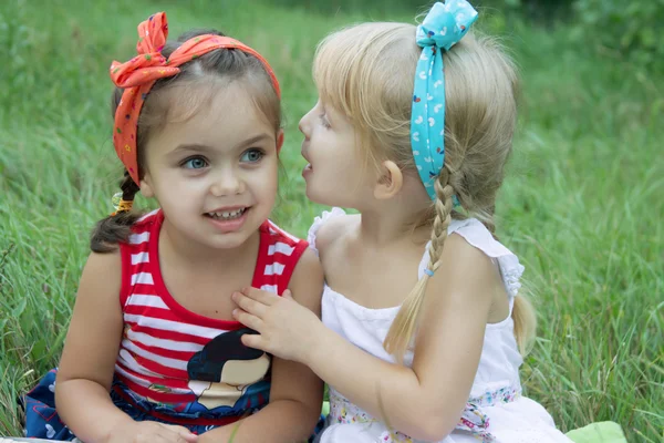 Duas meninas compartilhando segredos — Fotografia de Stock