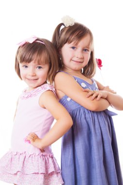 twee gelukkige kleine zusters springen