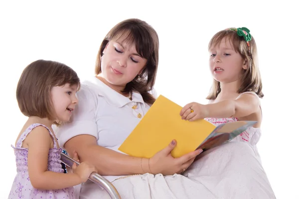 Zwei Töchter hören Mutter Buch lesen — Stockfoto