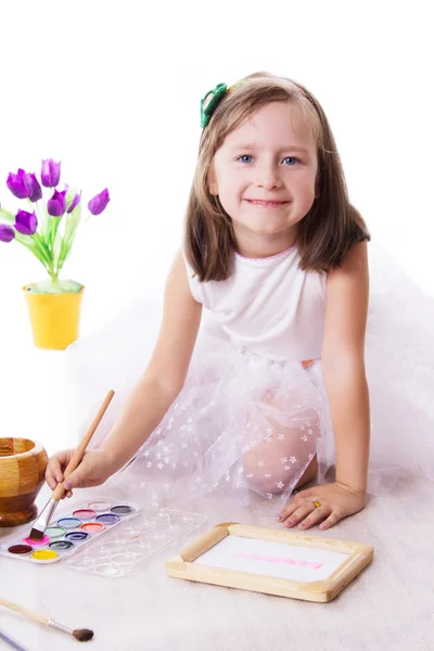 Feliz cinco anos menina desenho com tinta — Fotografia de Stock