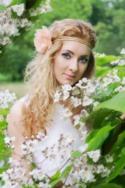 Mulher entre flor branca flor — Fotografia de Stock