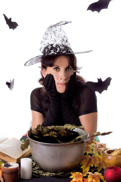 Прекрасная ведьма творит магию на Хэллоуин — стоковое фото
