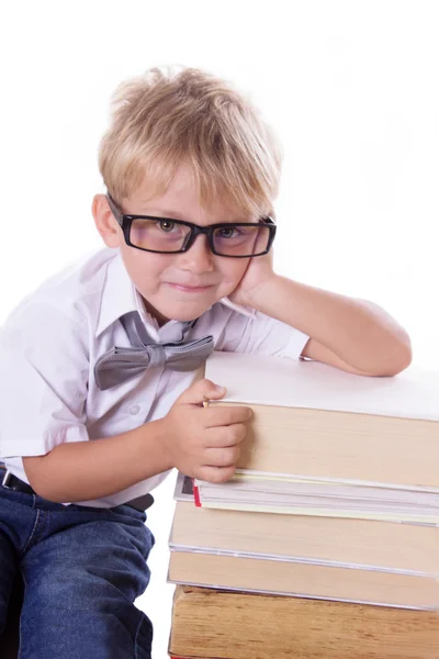 Ragazzo in occhiali con mucchio di libri — Foto Stock