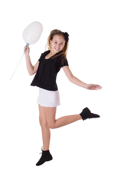 Fille heureuse sautant avec ballon — Photo