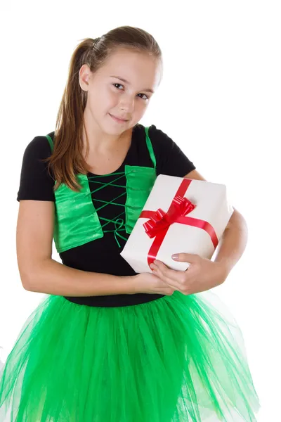 Kleine Tänzerin im grünen Tutu mit Geschenkbox — Stockfoto
