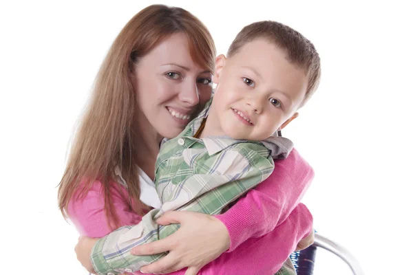 Gelukkig moeder en zoon knuffelen — Stockfoto