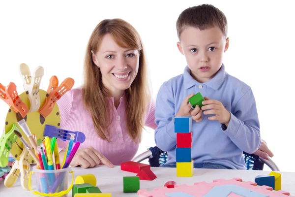 Mère et fils jouant avec des cubes — Photo