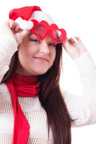 ハート形の眼鏡を持ち上げるサンタ帽子の女性の笑みを浮かべてください。 — ストック写真