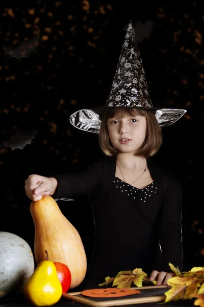 Niña bruja en Halloween — Foto de Stock