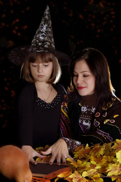 Häxa barn och mor på halloween — Stockfoto