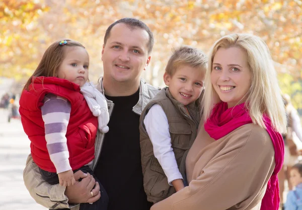 Rodina se dvěma dětmi v podzimním parku — Stock fotografie