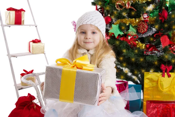 Menina loira com presente sob a árvore de Natal — Fotografia de Stock