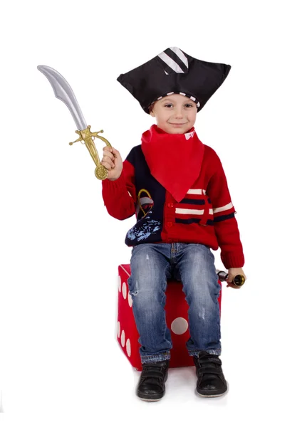 Petit garçon habillé comme un pirate tenant épée jouet — Photo