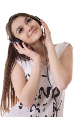 kulaklıklar ile neşeli bir genç kız müzik dinliyor