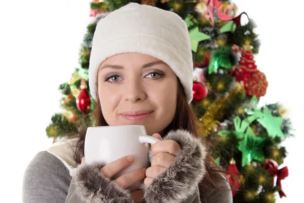 Mujer en sombrero de piel y manoplas con taza — Foto de Stock