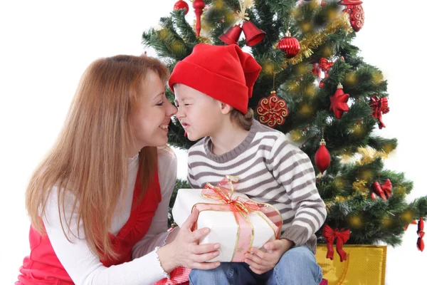 Mãe e filho debaixo da árvore de Natal — Fotografia de Stock