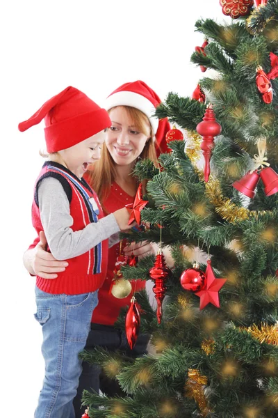 Anne ve oğlu Noel ağacının altında — Stok fotoğraf