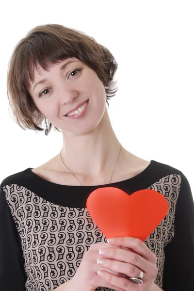 Krásná žena s červeným papírem srdce — Stock fotografie