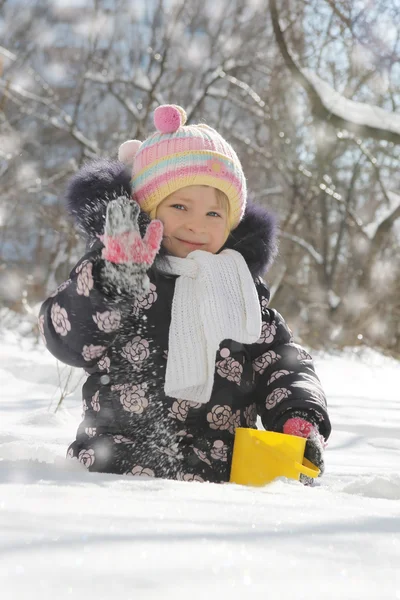 Mädchen hat Spaß im verschneiten Park — Stockfoto