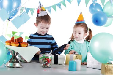 mavi parti tablo açılış hediyesi adlı iki çocuğu