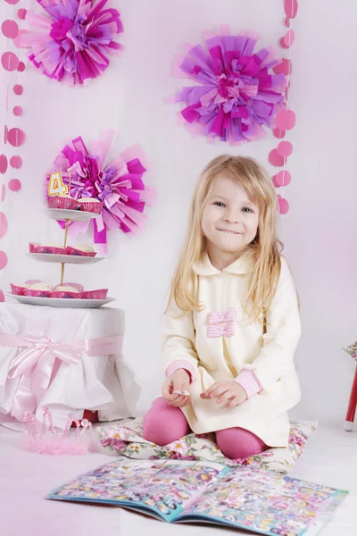 Chica divirtiéndose en rosa decorado fiesta de cumpleaños —  Fotos de Stock