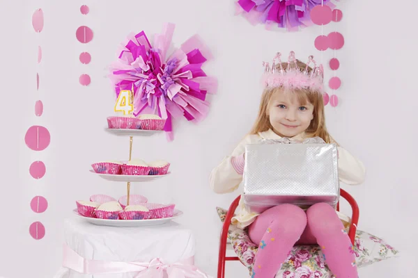 ピンクの装飾の誕生日パーティーで存在を持つ少女 — ストック写真