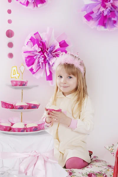 Meisje met taart op roze decoratie verjaardagsfeestje — Stockfoto