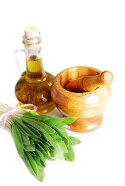 küme taze yabani sarımsak ile mutfak eşyaları bırakır