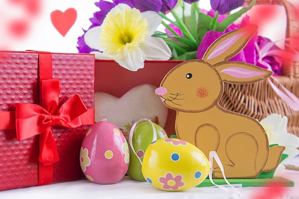 Easter decoration with rabbit, narcissus and eggs — Stock Photo, Image