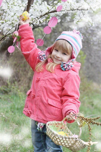 Pretty girl holding painted egg — Stock Photo, Image