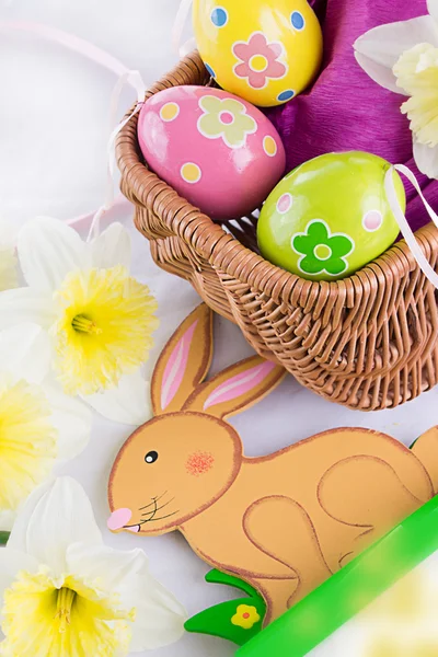 Decoración de Pascua con conejo, huevos y tulipanes — Foto de Stock