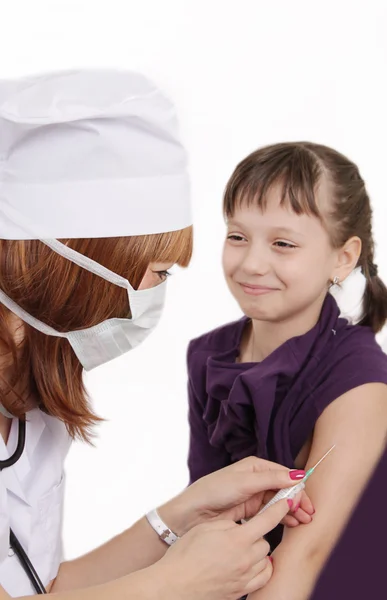 Mulher médico vacinando menina — Fotografia de Stock