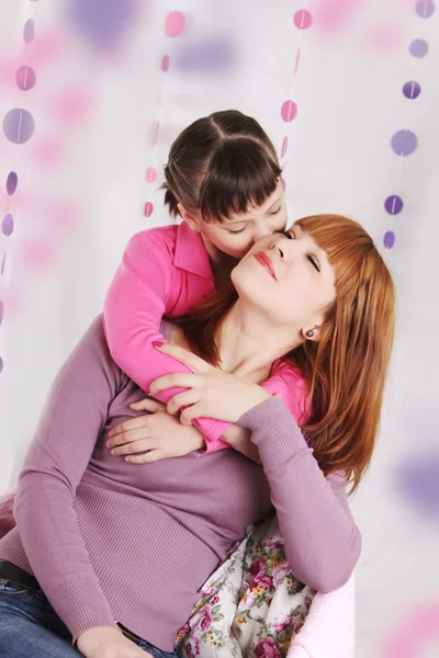 Madre e figlia baciare — Foto Stock