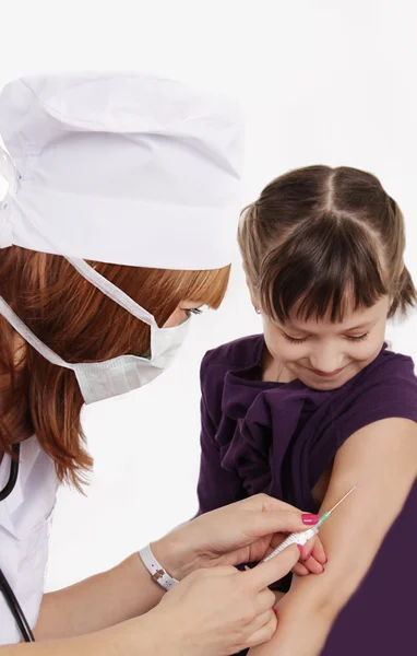 Mulher médico vacinando menina — Fotografia de Stock
