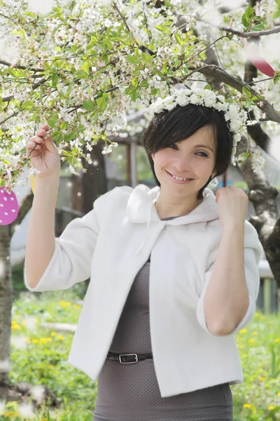 Frau mit Kranz im Frühlingsgarten — Stockfoto