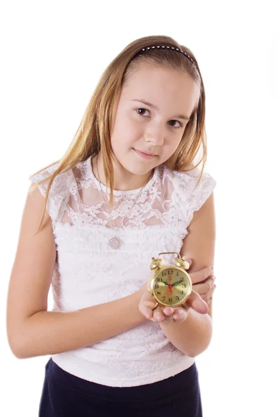 Schoolmeisje houden van kleine wekker op een wit — Stockfoto