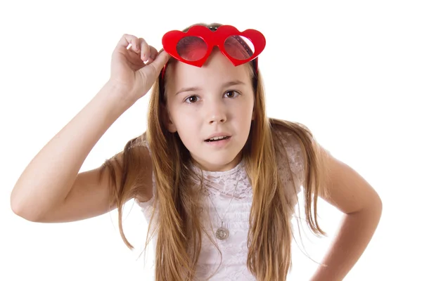 Menina surpresa com óculos engraçados em forma de coração — Fotografia de Stock