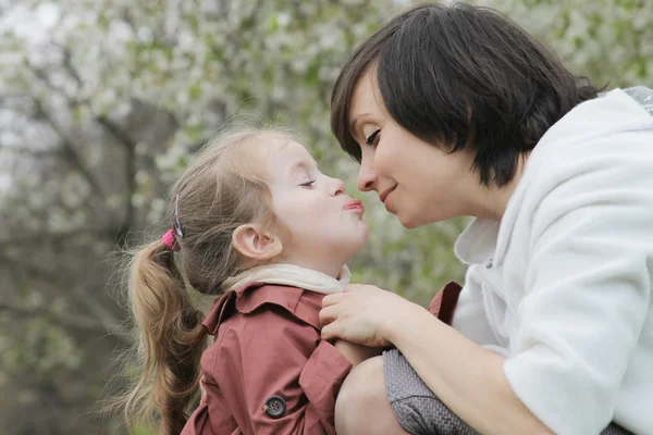 Mãe feliz e bebê menina se divertindo — Fotografia de Stock