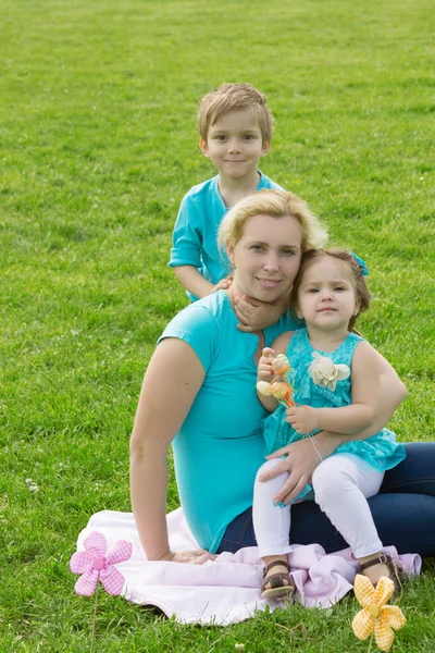 Härlig mamma och lilla pojke och flicka — Stockfoto