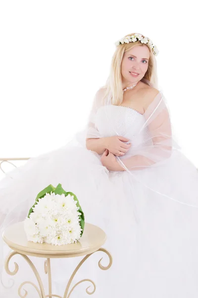 Braut sitzt mit Strauß isoliert auf Weiß — Stockfoto