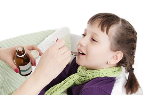 Mothre giving spoon dose of medicine to child — Stock Photo, Image