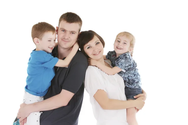 Šťastná rodina s dvěma dětmi na bílém pozadí — Stock fotografie