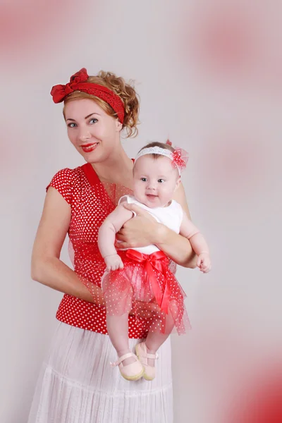 Pinup moeder en babymeisje — Stockfoto