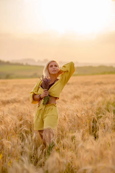 Pretty Young Woman Yellow Rural Field Golden Oat Field Sunset — Fotografia de Stock