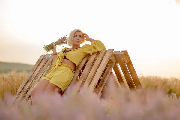 Pretty Young Woman Yellow Rural Field Golden Oat Field Sunset Rechtenvrije Stockfoto's