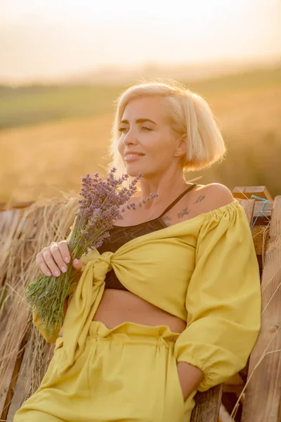 Pretty Young Woman Yellow Rural Field Golden Oat Field Sunset Rechtenvrije Stockafbeeldingen