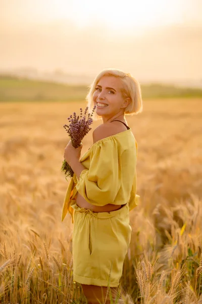 Pretty Young Woman Yellow Rural Field Golden Oat Field Sunset Royaltyfria Stockfoton