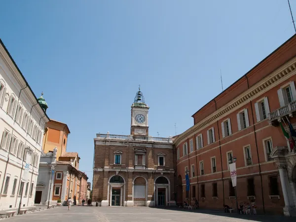 Ravenna, Itálieαρσενικό εγκληματικές στη μάσκα κρατώντας ένα ρολόι — Stock fotografie